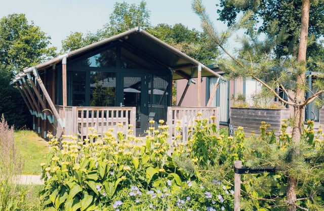 Enjoy a unique stay in the Tiny Safari House at De Boshoek: Comfort in nature for 4 people with luxurious amenities and a great location in the Veluwe.