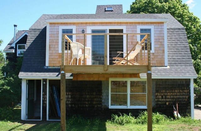 Enjoy breathtaking sunsets from this newly renovated studio on Bailey Island