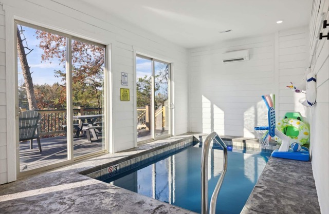 Enjoy the "Calm On The Water" in a Relaxing Luxurious Pool Cabin on the Lake!