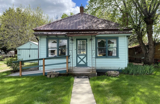 Enjoy your comfy stay at Grandma's House near the Weiser River Trail