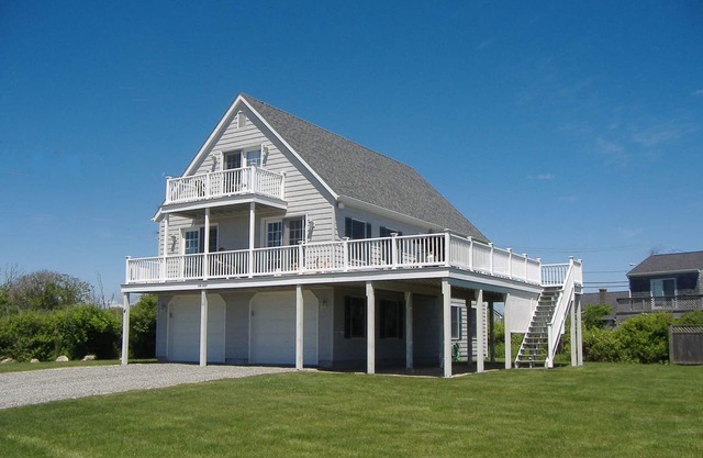 Enjoy your summer vacation with an ocean view in Narragansett, Rhode Island!