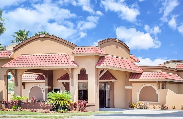 Enjoy Your Weekend with Onsite Pool, Free Parking! Gorgeous Room