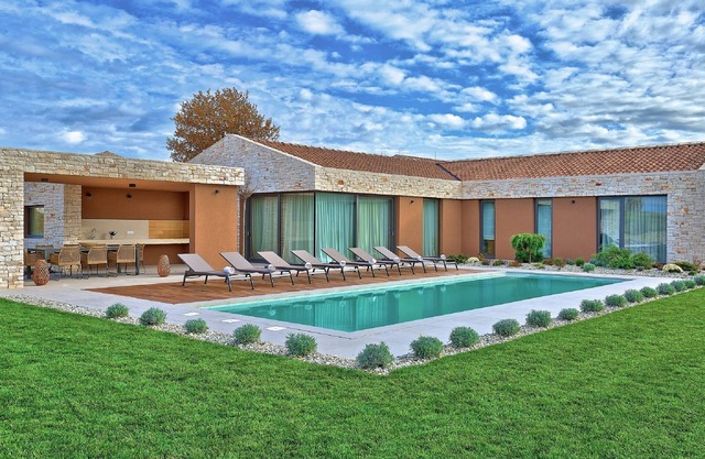 Enticing Holiday Home in Brtonigla with bubble bath