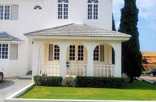 Entire 3-bedroom townhouse near airport, beach, restaurants and shopping