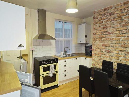 Entire Banbury House - Walking Distance To The Station & Shops