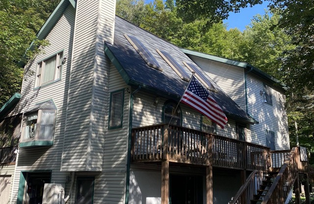Entire Beautiful House, in The Hideout, Lake Ariel PA