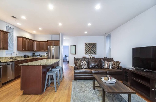 ENTIRE BUILDING-Walk to Lincoln Park or The Beach!