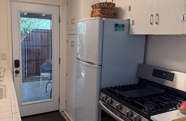 Entire Bungalow Located in Midtown Phoenix! Minutes off of the I10,