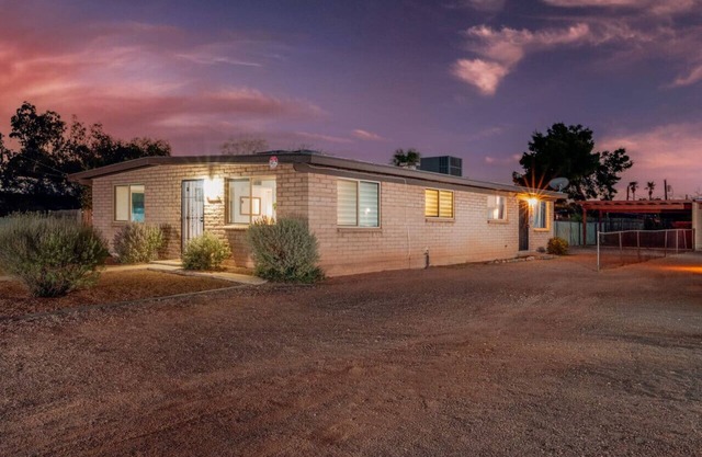 Entire Duplex/Central/4 BR 2 BA/Cozy/Fenced