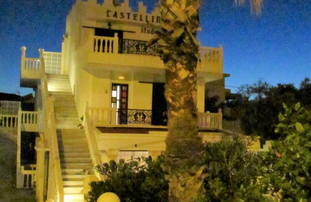 ENTIRE GUESTHOUSE - 27 People