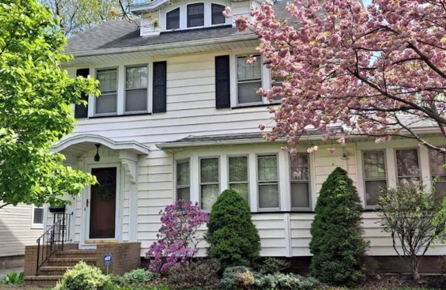 Entire home in quaint neighborhood -walk to restaurants and close to everything!