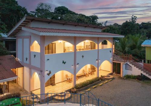 Entire Home Near Beach, Quiet Area, Pool