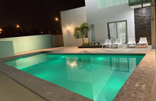 Entire home with Pool. Walk to the beach. Lety Copel