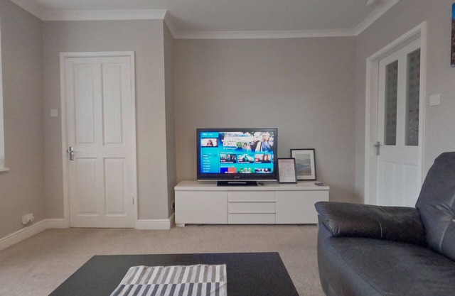 Entire House, 4 Bedroom, Parking, WiFi, Bus/Train