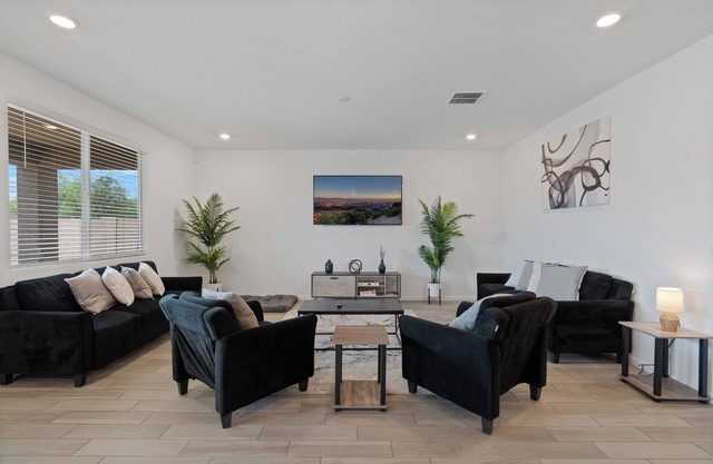Entire NEW LUXURY 5 Bedroom Home!