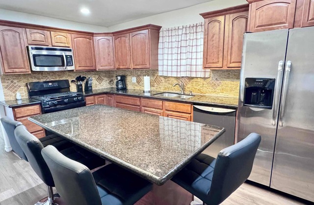 Entire Spacious 4 BR Home for Professionals