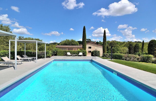 Entire Tuscan farmhouse with private pool between Siena and Florence
