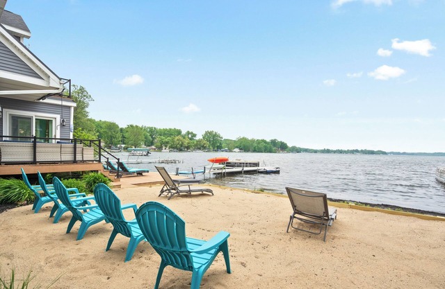 Escape Busy Life to Lakeshore Luxury ! FREE tritoon rental with 7+ Day booking