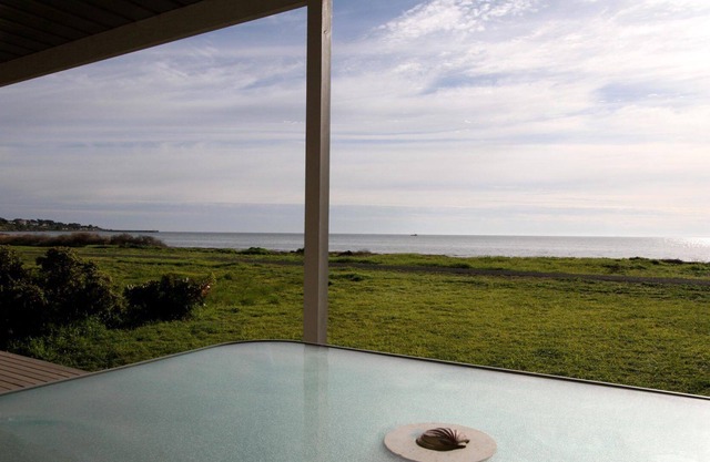 Escape on Esplanade ~ Absolute Beachfront - Winter Specials!!!