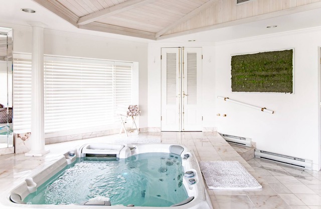 "Escape to Luxury: Enjoy Spectacular Views & An Indoor Hot Tub!
