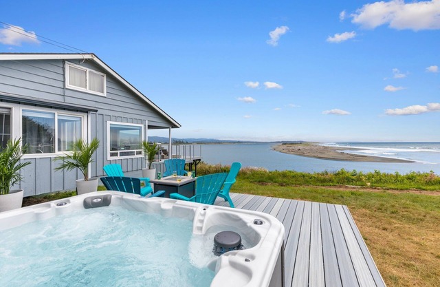 Escape to "The VUE" A Waterfront Gem with Hot Tub