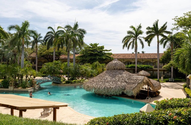 Escape to this poolside condo, at the Diria Resort, best location in Tamarindo
