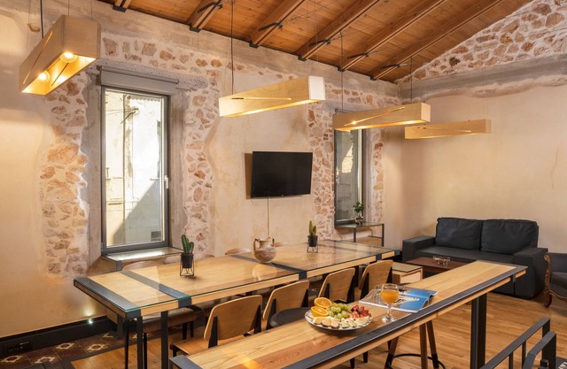 Evans House - Seaside Luxury Studio with veranda