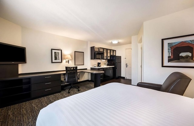 Excellent Choice! Spacious and Pet-friendly Unit with Fully-equipped Kitchen!