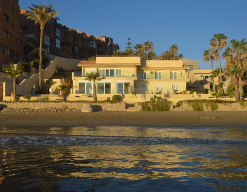 Excepcional Apartamento AMANECER al borde de playa y mar, en CHALET ROQUETES