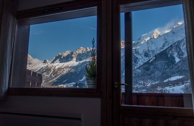 Exceptional view, ski directly from the apartment!
