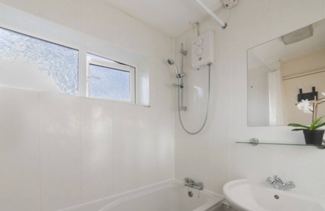 Exclusive 4BR House with Free Parking At Hatfield