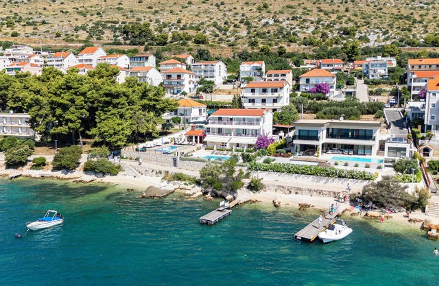 EXCLUSIVE LOCATION BEACH APARTMENT "JAN"! NEW OPEN SWIMMING POOL!