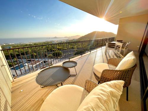 Exclusive Solaria Arch View Penthouse with Jacuzzi