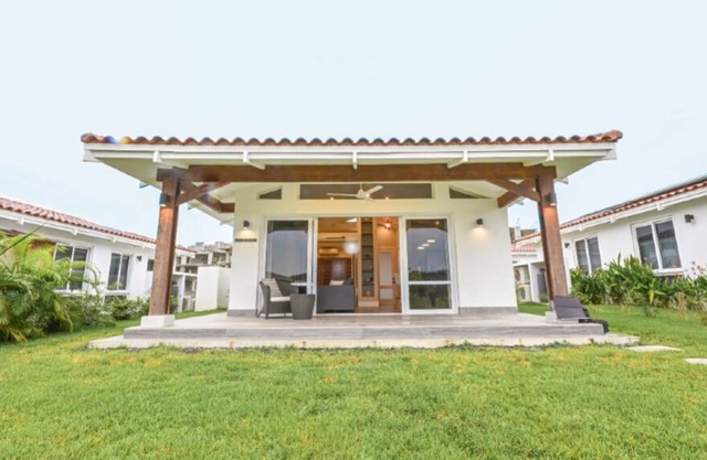 Exclusive villa with infinity pool and direct access to the beach!