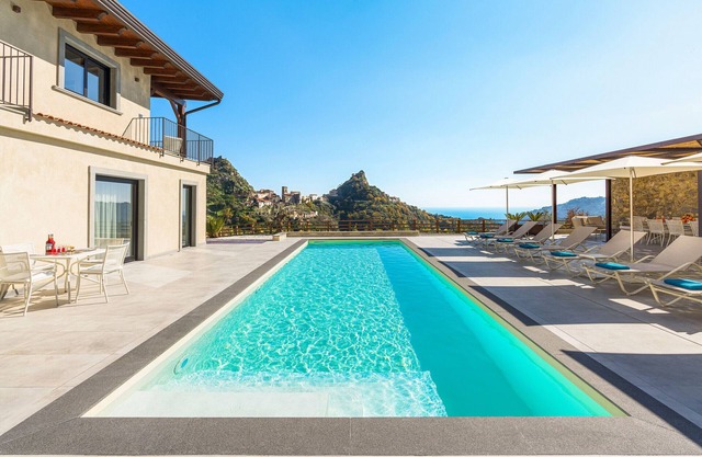 Exclusive villa with pool a few KM from Taormina
