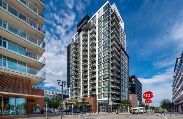 Executive 1-Bed + Office Loft – Prime Riverfront, Gym, Near Stampede & City Life