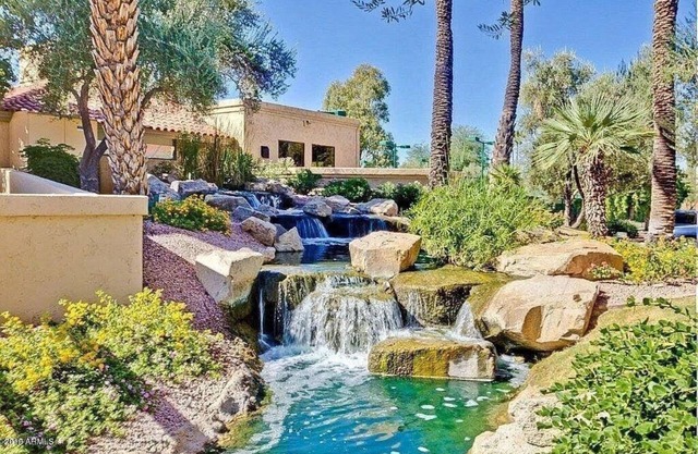 Executive 2 bedroom condo in the Raquet Club