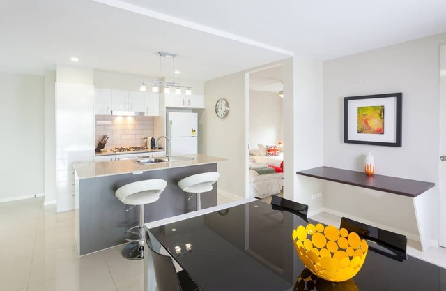 Executive 2BR Kangaroo Point Apartment with Spacious Open Plan Living