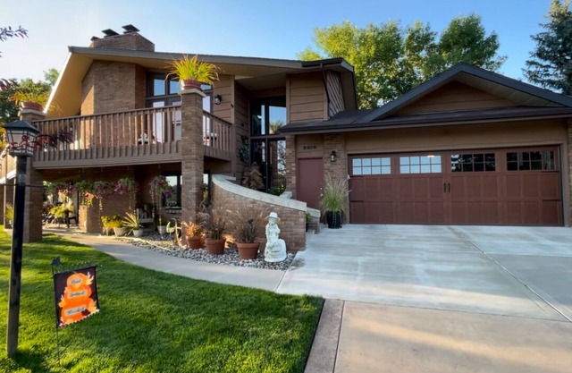 Executive Custom west side home, 10 minutes to downtown, 1 acre, in city limits