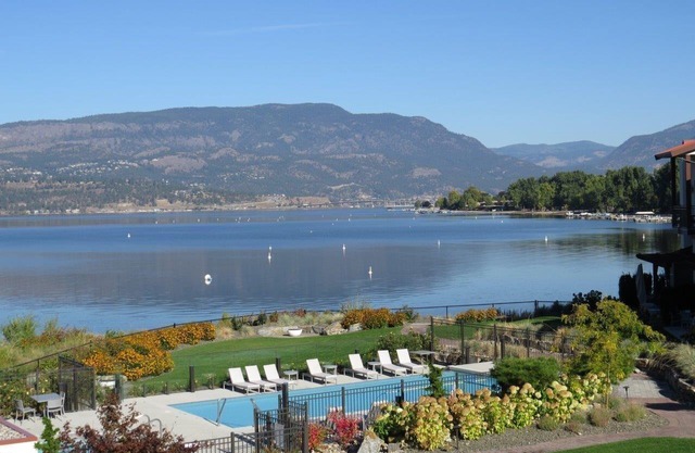 Executive Lakefront Townhome - July 1 to July 17th!