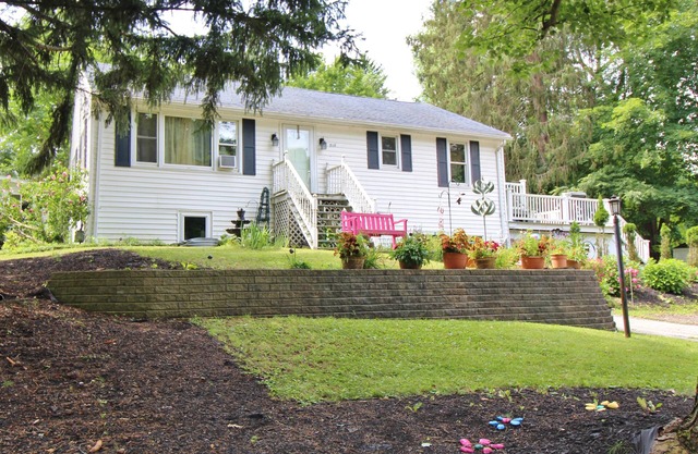 Executive Style Private Upper Apartment Walk to Village Amenites