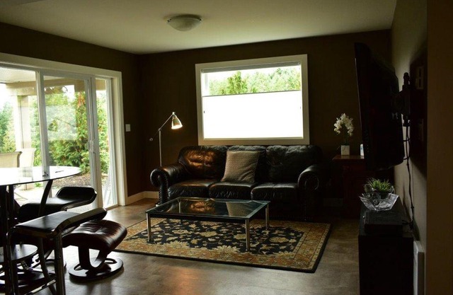 EXECUTIVE SUITE WITH COMMANDING VIEWS