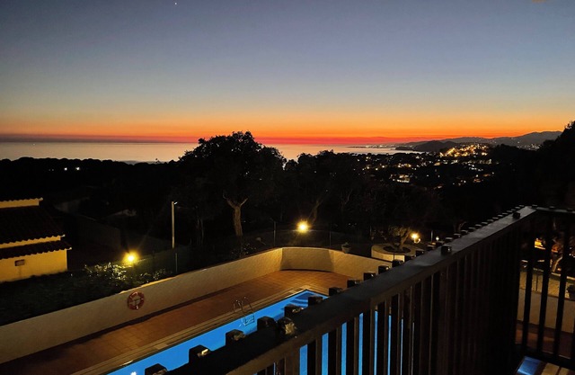 EXPECTACULAR 180° VIEWS, Pool, Best Quality Barbecue, Service, Parking.