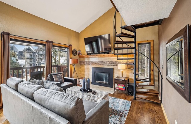 Experience 4 O'Clock Lodge A16 condo in Breckenridge with mountain views and hot tub access!