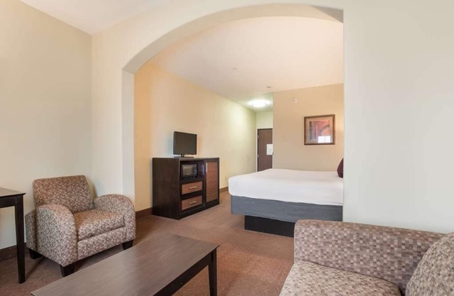 Experience Comfort in Bunkie! With Free Parking & Free Breakfast, Pool!