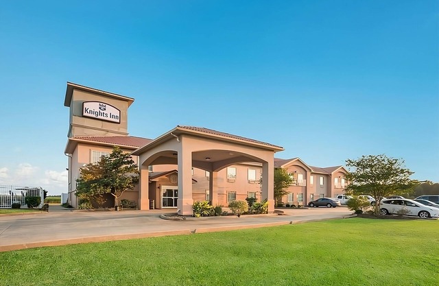 Experience Comfort in Bunkie! 3 Units Perfect for Groups, Outdoor Pool!