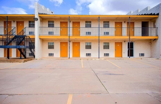 Experience Duncan From Stay With Parking Near Sonic And Petticoat