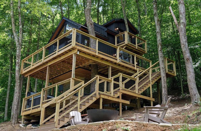 Experience Elevated Living: Upscale Treehouse Cabin in Hocking Hills on 20 acres