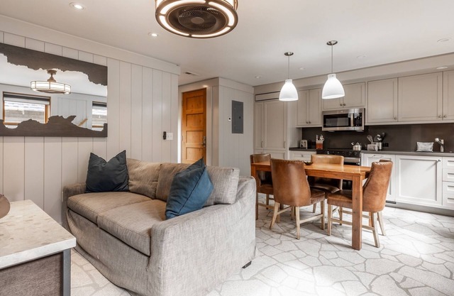 Explore Fall at North Lake Tahoe! Cozy Cottage Near Ski Resort and Beach