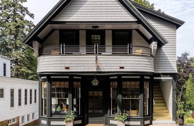 Exquisite apartment in historic antique- walk to beach!